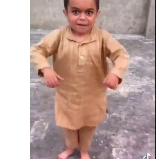 Niño arabe bailando 4