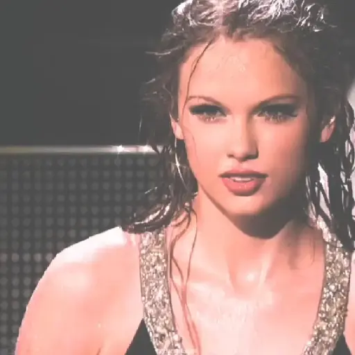 Taylor Swift. : ( @serpions ) 3