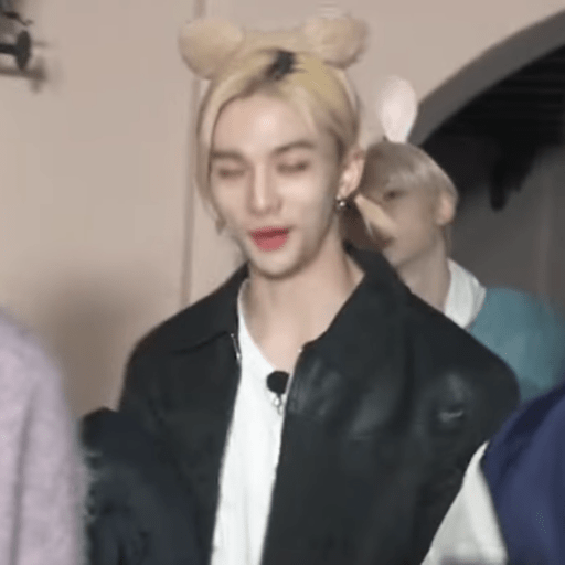 〆Hwang hyunjin 22
