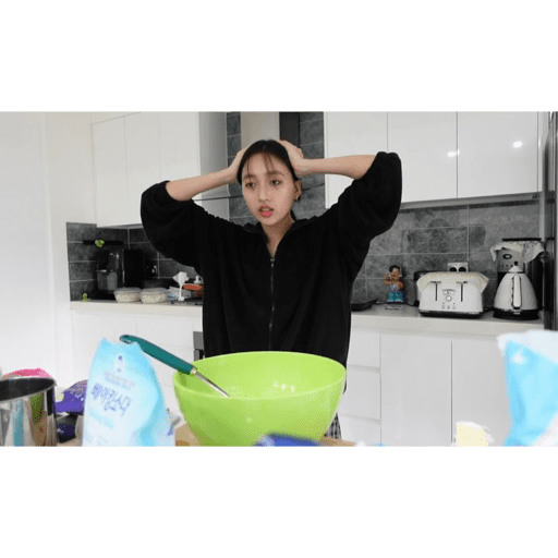 Hannah Bahng 28