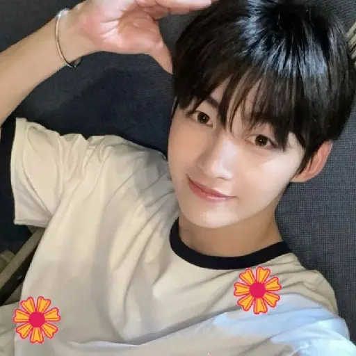 Jihoon  .  ♡ 9