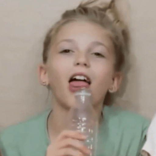 Menina da garrafa 23
