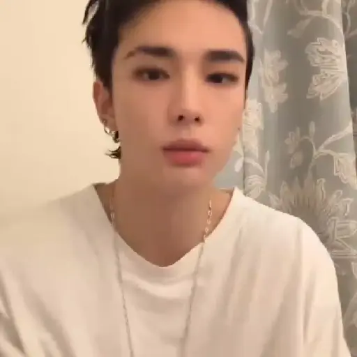 (_theffyyas) : Hyunjin . 🍨 6
