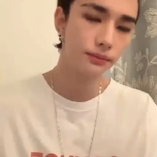 (_theffyyas) : Hyunjin . 🍨 3