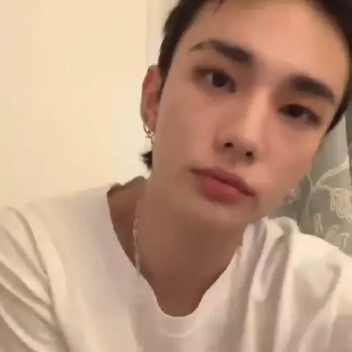 (_theffyyas) : Hyunjin . 🍨 30