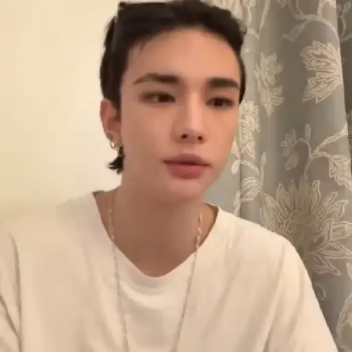 (_theffyyas) : Hyunjin . 🍨 10
