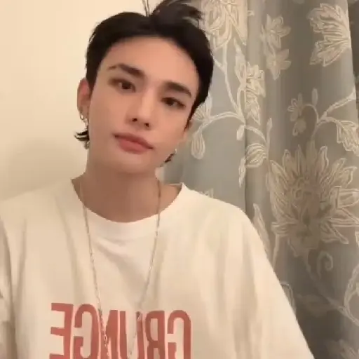 (_theffyyas) : Hyunjin . 🍨 9