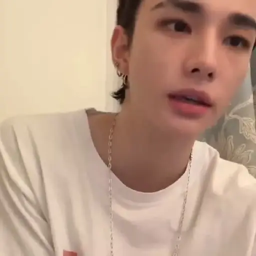 (_theffyyas) : Hyunjin . 🍨 13