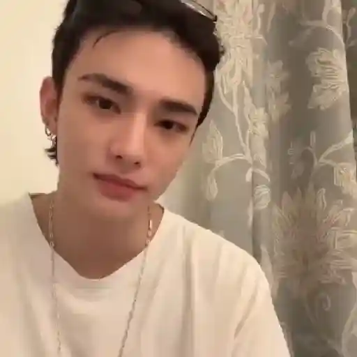 (_theffyyas) : Hyunjin . 🍨 19