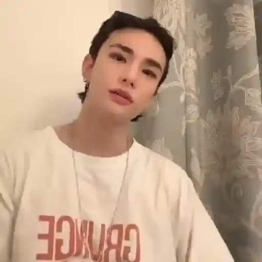 (_theffyyas) : Hyunjin . 🍨 20