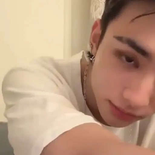 (_theffyyas) : Hyunjin . 🍨 23