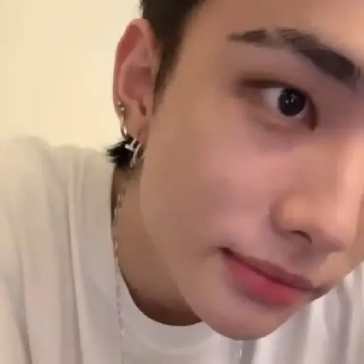 (_theffyyas) : Hyunjin . 🍨 24