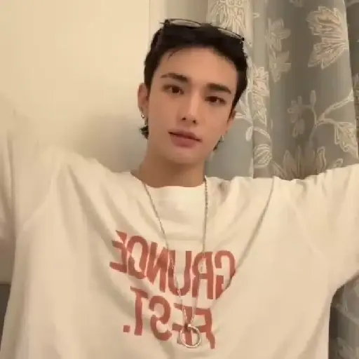 (_theffyyas) : Hyunjin . 🍨 25
