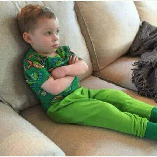 Niño cruzado de brazos