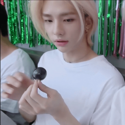 〆Hwang hyunjin 28