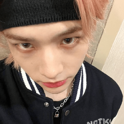 (  @porrazac  )  :  Hyunjin. 4