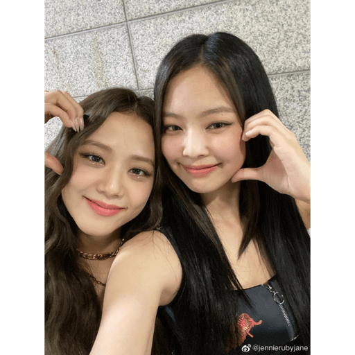 Jisoo y Jennie 21
