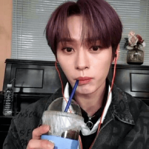 ᰋ 𝅄    ও Lee Know ¡ 17