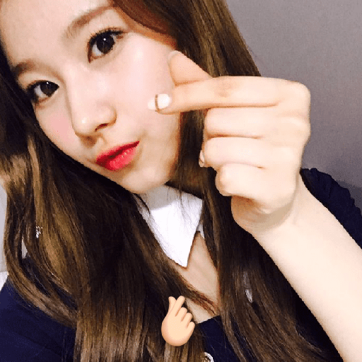 Sana imitando emojis ! ♡.  12