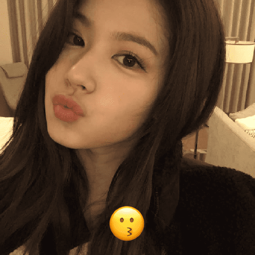 Sana imitando emojis ! ♡.  10