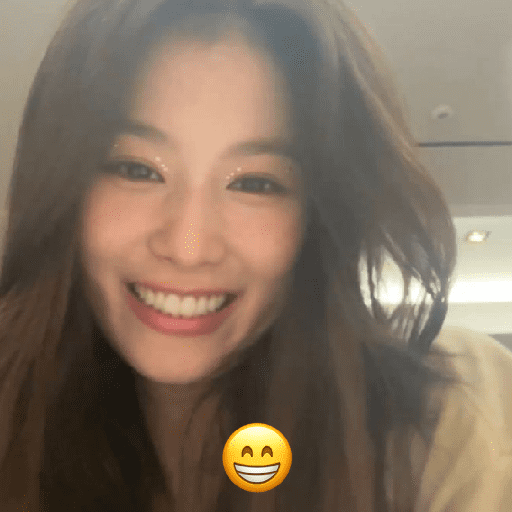 Sana imitando emojis ! ♡.  9