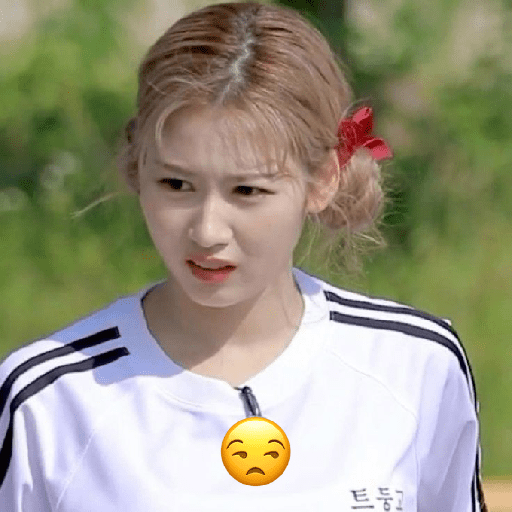 Sana imitando emojis ! ♡.  2