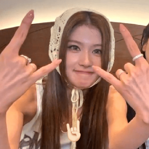 Sana imitando emojis ! ♡.  3