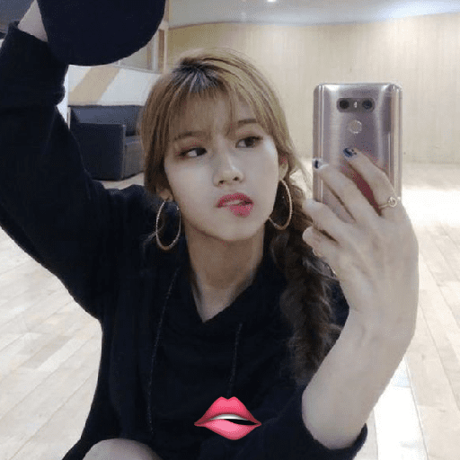 Sana imitando emojis ! ♡.  7