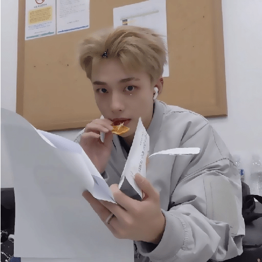 `` 🥐 ›› hyunjin  21