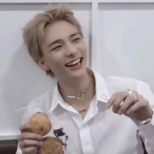 `` 🥐 ›› hyunjin  22