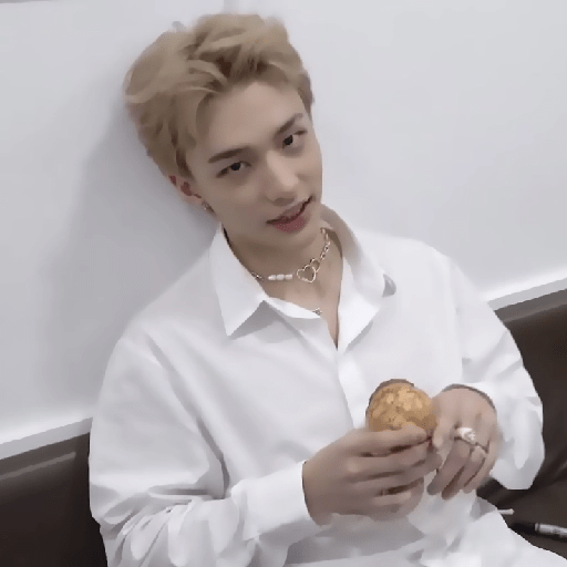 `` 🥐 ›› hyunjin  23