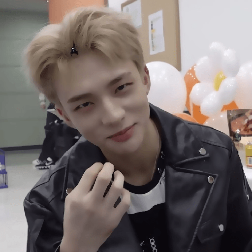 `` 🥐 ›› hyunjin  28